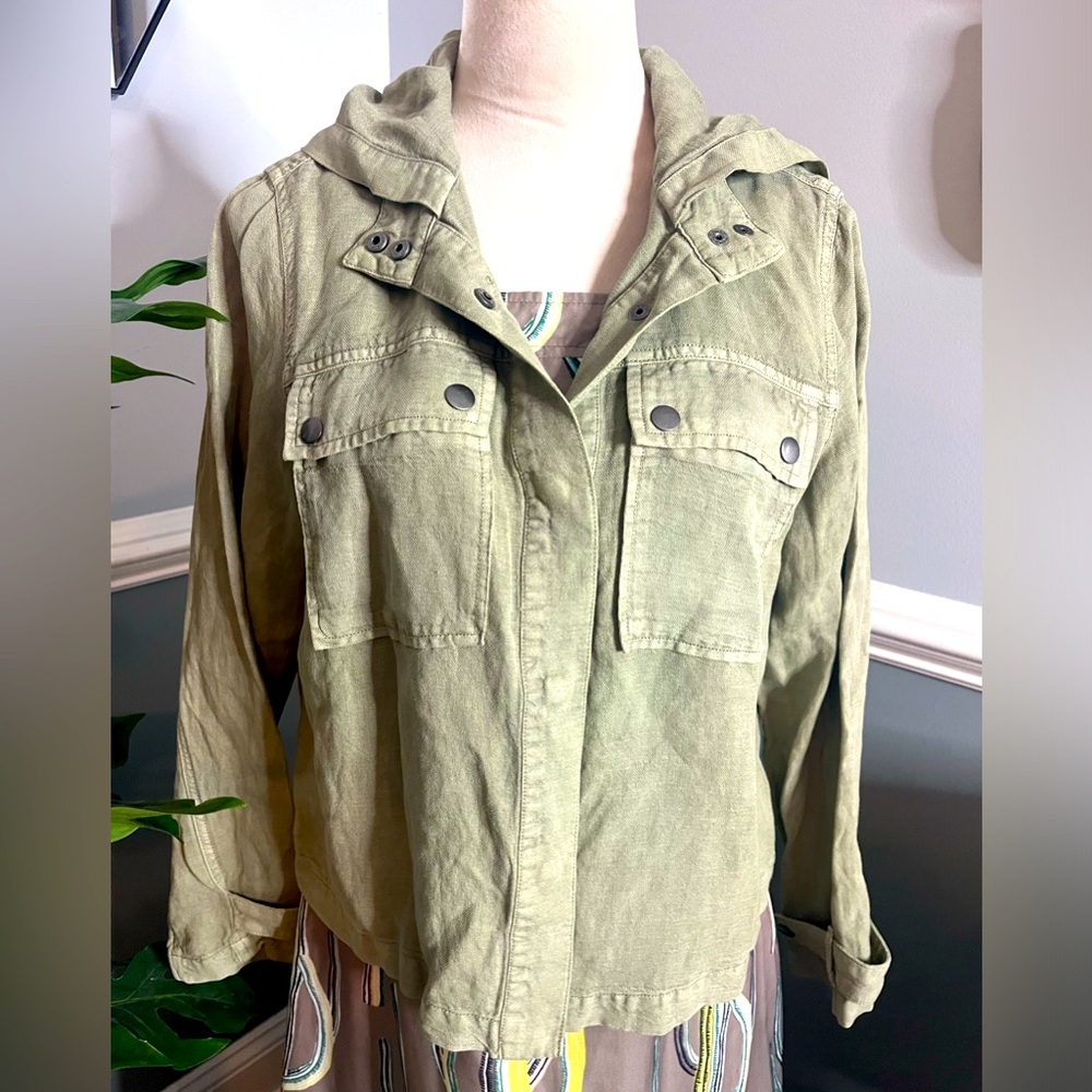 Light fall hooded jacket. Olive green. Size M